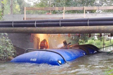 mobiler Damm im Wasserbau: Brückenarbeiten