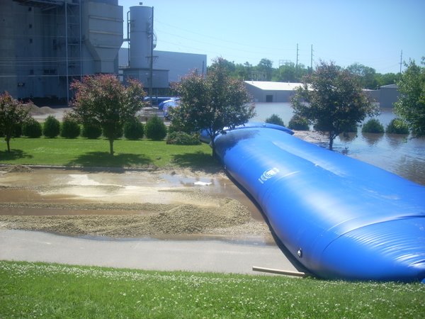 Mobiler Hochwasserschutz im Hochwasser