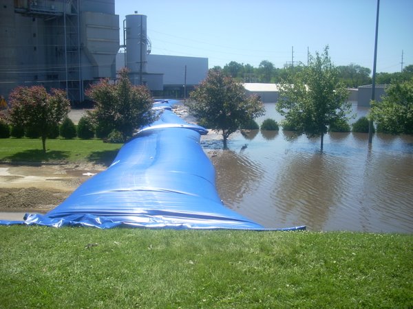 Mobiler Hochwasserschutz im Hochwasser