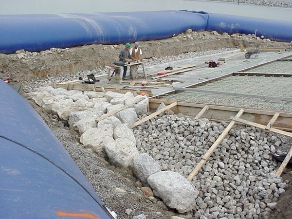 Arbeiten an der Slipstelle im trockengelegten Bereich hinter dem mobilen Damm