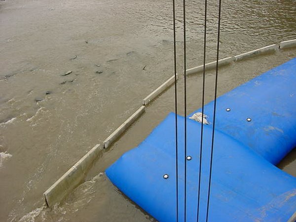 steigender Flusspegel um den mobilen Damm