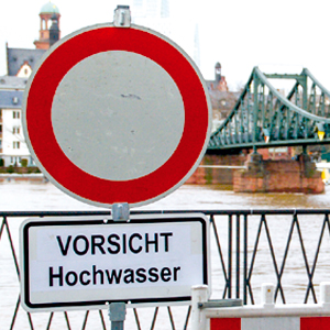 Schild Vorsicht Hochwasser